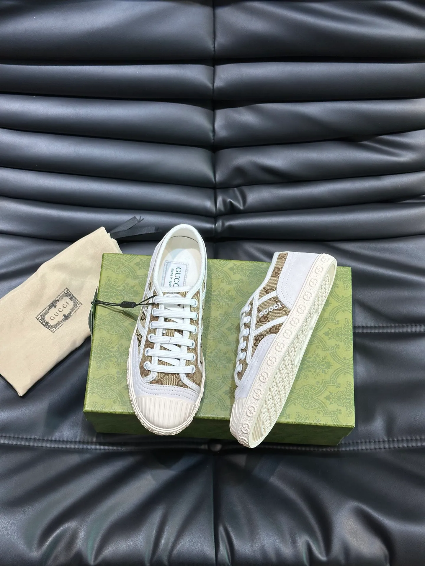 Men's shoes 💰p380 "GUCC*" Couple style 👫 lace-up canvas sneakers, crafted from light blue GG denim fabric, showing uniqueness. Classic details such as the GG printed embossed outsole, interlocking G and "Gucci" embroidery add to the glamorous style. Privately-made T men's shoes 💰pU original outsole, with exquisite details, impeccable fit, and a flat toe that has a retro feel! Customized canvas, classic double G logo, and the spring and summer color combinations are also very interesting! Size: Female 35-39. Male 38-44